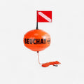 Bouée ronde gonflable de chasse sous-marine Beuchat orange avec mât et pavillon rouge à diagonale blanche
